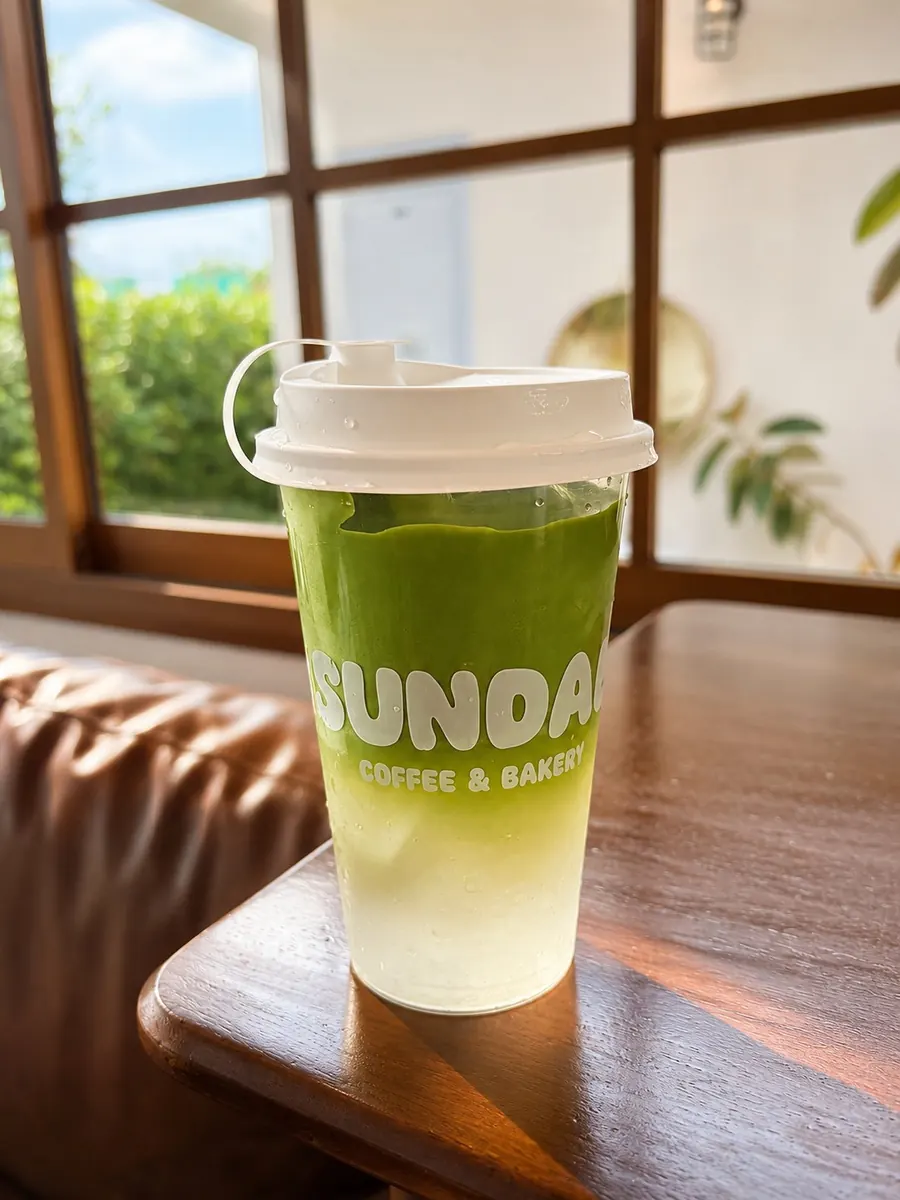 มัทฉะลาเต้เย็น Sundae Coffee & Bakery ริมหน้าต่างในร้าน